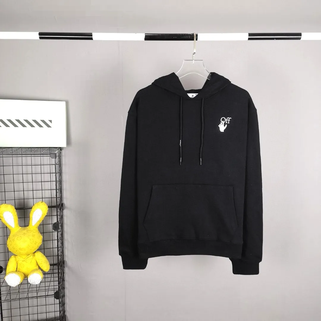 Top tested version 2022SS new spring and summer OFF WHITE blurred color gradient frosted arrow pure cotton OW same style autumn and winter pure cotton hoodie sweatshirt for male and female couple stars. The printing adopts screen printing technology, and 5 sets of screen printing are made of contrasting colors. The first set of white glue is used as base, the second is blue, the third is purple, the fourth is orange, and the fifth is yellow, plus authentic one-to-one craftsmanship restoration. Refuse to use misprinting technology to replace the visual effect of gradient colors. Create a gradient frosted texture. The printing is visually matte, and the feel is also matte. It feels gritty to the touch. And the printing can be pulled apart. Customized collar watch, washed, hang tag. To distinguish the market, use 19 bids instead of 20 bids. The fabric is made of 480g large fish scale pure cotton terry fabric, which is full of drape.  Color: Black Size: XS-L P:390
